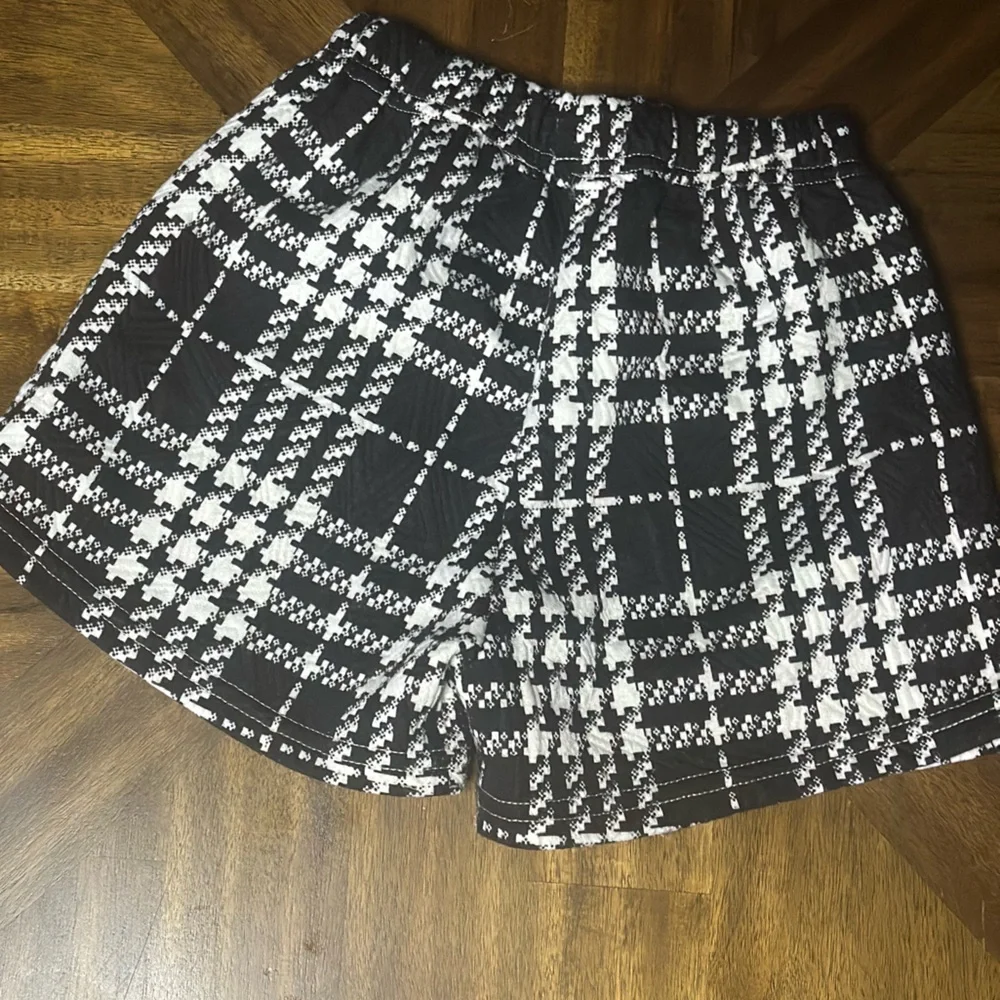 Girls Shorts🖤🤍 - Picture 2 of 3